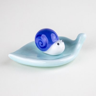 画像2: かたつむり(青)皿付 置物