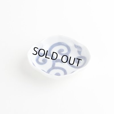 画像2: 染付唐草 木甲小皿