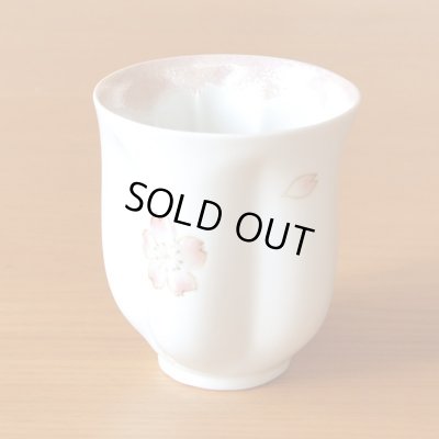 画像3: 古希祝い 女性 プレゼント 桜の花びら形になる 湯呑み 有田焼 舞さくら ピンク メッセージカード付き 古希のし付き 長寿の木箱入り