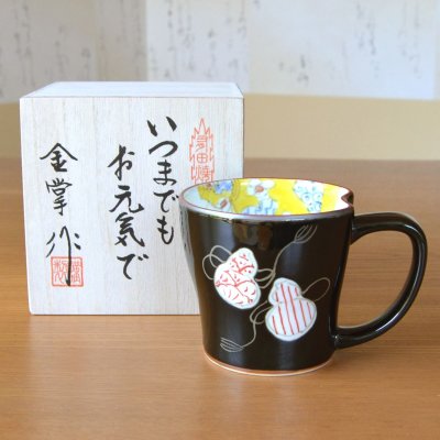 画像2: 喜寿のお祝い プレゼント 無病息災を願った縁起物ギフト 有田焼 マグカップ 六瓢色彩 赤 喜寿熨斗・メッセージカード付き 木箱入り