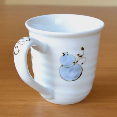 画像4: 傘寿祝い プレゼント 無病息災を願った縁起物ギフト 有田焼 マグカップ 花六瓢 青 傘寿熨斗・メッセージカード付き 木箱入り