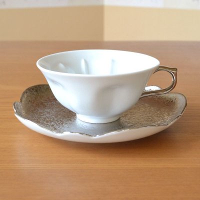 画像5: 銀婚式 プレゼント 有田焼 桜の形が浮かび上がる カップ&ソーサー ペアー 銀彩 桜ティーカップ碗皿 のし・メッセージカード付き 化粧箱入り