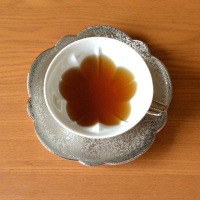 画像6: 銀婚式 プレゼント 有田焼 桜の形が浮かび上がる カップ&ソーサー ペアー 銀彩 桜ティーカップ碗皿 のし・メッセージカード付き 化粧箱入り