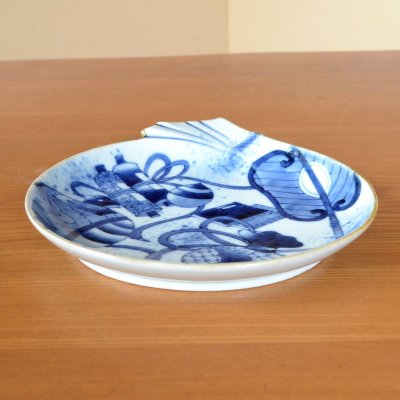 画像5: 開店祝い 開業祝い コンパクト 置物 飾り皿 絵皿 スタンド付き 有田焼 招福 縁起物 長寿 古染宝尽し紋 21.3cm 福袋皿 木箱入り 御祝い熨斗付き