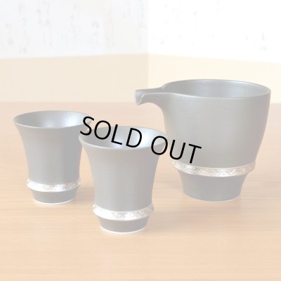 画像3: 退職祝い 酒器セット とっくり おちょこ セット 陶器 日本酒用 おしゃれ 有田焼 徳利１個 ぐい呑み２個セット いぶし銀 感謝を込めた木箱入りギフト