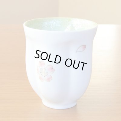 画像3: 退職祝い 男性 プレゼント 感謝を込めたプレゼント 桜の花びら形になる 湯呑み 有田焼 舞さくら グリーン 感謝の木箱入り 日本製