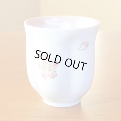 画像3: 退職祝い 女性 プレゼント 感謝を込めたプレゼント 桜の花びら形になる 湯呑み 有田焼 舞さくら ピンク 感謝の木箱入り 日本製