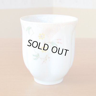 画像3: 退職祝い 男性 プレゼント 感謝を込めたプレゼント 桜の花びら形になる 湯呑み 有田焼 華の舞 薄緑 感謝の木箱入り 日本製