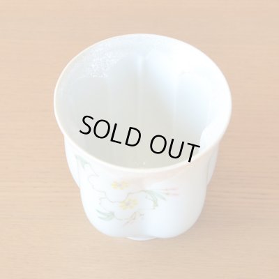 画像4: 退職祝い 男性 プレゼント 感謝を込めたプレゼント 桜の花びら形になる 湯呑み 有田焼 華の舞 薄緑 感謝の木箱入り 日本製