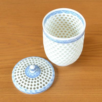 画像4: 退職祝い プレゼント 湯呑み 感謝を込めた木箱入りギフト 有田焼 水晶彫り青海波 蓋付き湯呑み 大