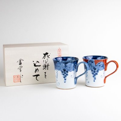 画像2: 名入れ 還暦 プレゼント 無病息災を願った縁起物ギフト 有田焼 湯呑み 花六瓢 赤 メッセージカード付き・還暦のし付き 木箱入り