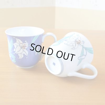 画像6: 初任給 プレゼント 感謝を込めた木箱入りギフト 両親 おじいちゃん おばあちゃん 夫婦マグカップ 有田焼 カサブランカ ペア マグカップ