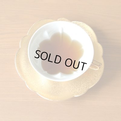 画像6: 金婚式 プレゼント 有田焼 桜の形が浮かび上がる カップ＆ソーサー ペアー 金彩 桜ティーカップ碗皿 のし・メッセージカード付き 化粧箱入り