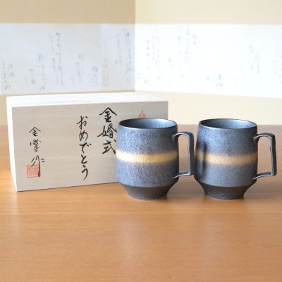 画像2: 名入れ 古希 プレゼント 無病息災を願った縁起物ギフト 有田焼 湯呑み ペア 夫婦湯呑 花六瓢 メッセージカード付き・古希のし付き 木箱入り