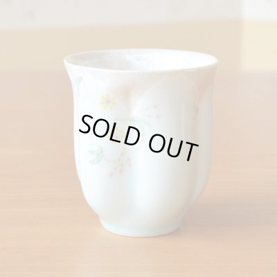 画像3: 名入れ 百寿祝い 百歳 男性 プレゼント 桜の花びら形になる 湯呑み 有田焼 華の舞 薄緑 メッセージカード付き 長寿の木箱入り