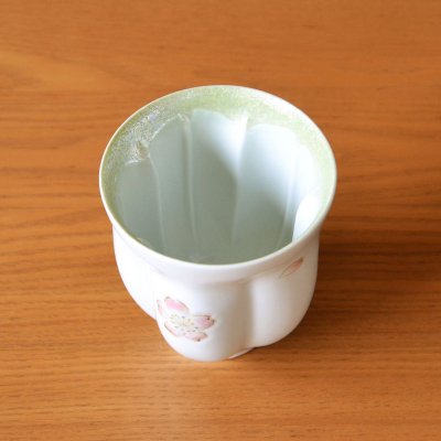 画像4: 名入れ 古希祝い 男性 プレゼント 桜の花びら形になる 湯呑み 有田焼 舞さくら グリーン メッセージカード付き 長寿の木箱入り