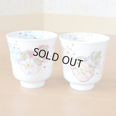 画像3: 名入れ 古希 プレゼント 無病息災を願った縁起物ギフト 有田焼 湯呑み ペア 夫婦湯呑 花六瓢 メッセージカード付き・古希のし付き 木箱入り