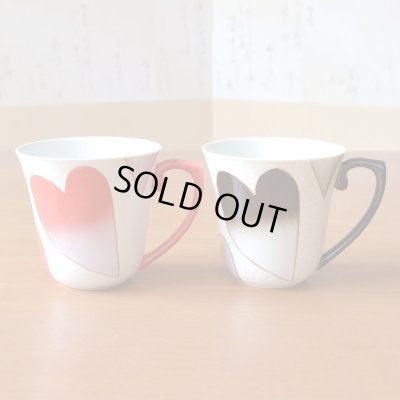 画像2: 結婚祝い プレゼント 有田焼 マグカップ ペアー ハート 赤・黒 のし・メッセージカード付き